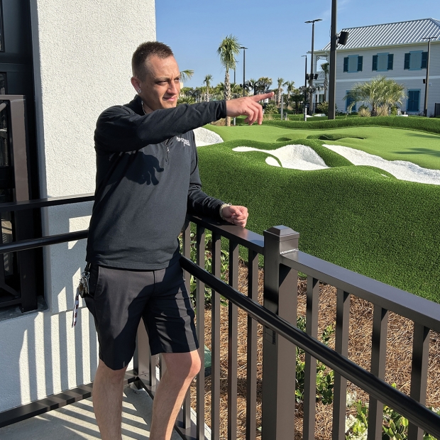 テーブル Eat. Putt. Drink. Repeat. Not Your Mamma's Minigolf | Myrtle
