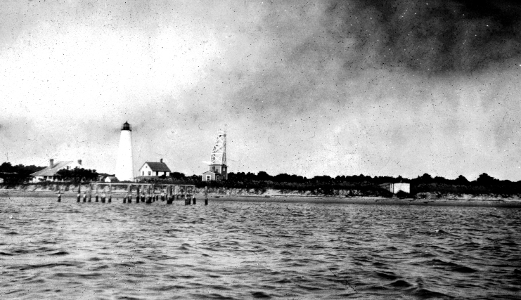 taken between 1915 and 1920, shows the lighthouse compound cleared and a number of structures in the area of the lighthouse.