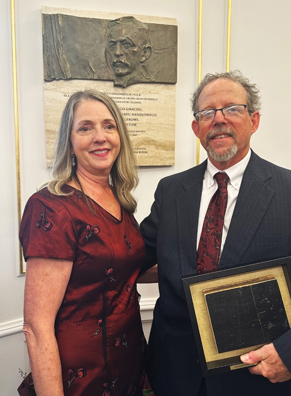 erri and Dean Black at the theater’s rededication ceremony standing in front of the Franz Landsberger plaque which had been removed by the Nazis.