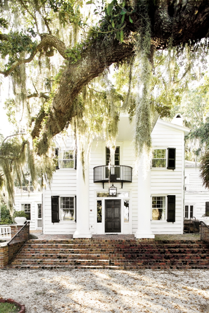 The architecture of Estherville Plantation was originally that of a Gothic Revival cottage. It was drastically altered by one se