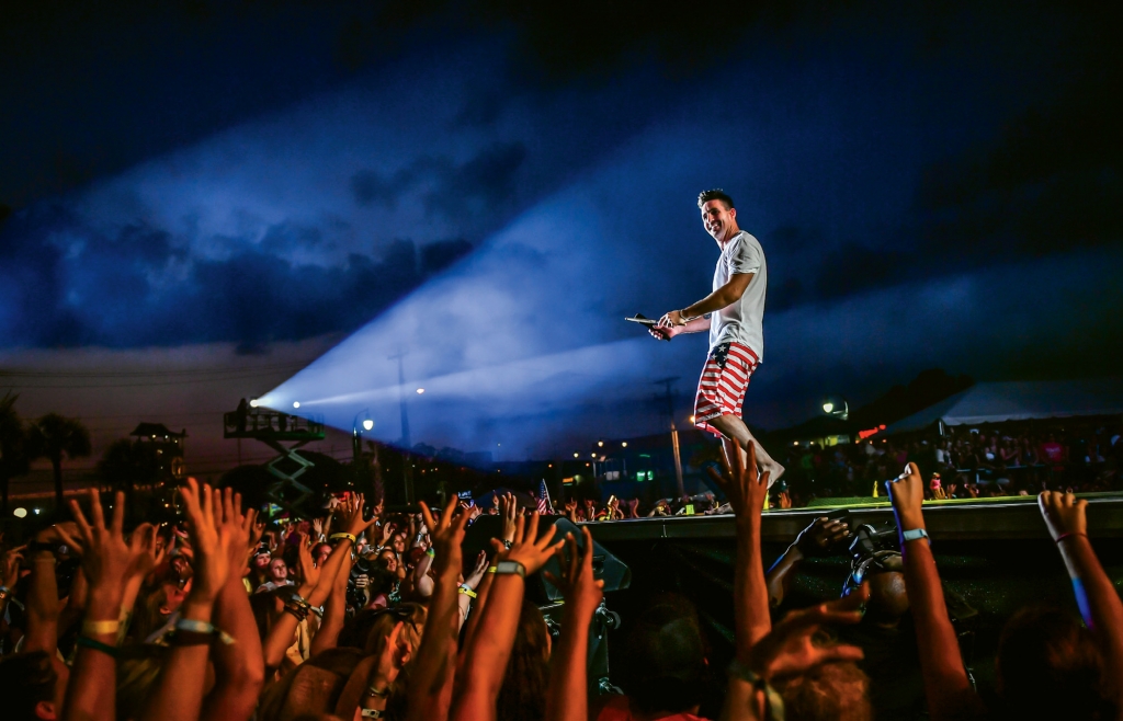 Jake Owen keeps festival-goers pumped up with the help of a beautiful beach sunset at the 2016 Carolina Country Music Festival.