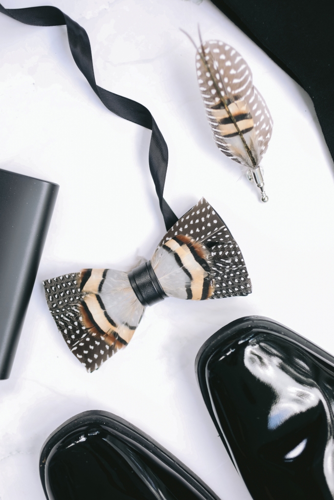 The groom and groomsmen’s Brackish feather bowties.